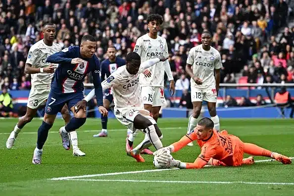 เปแอสเซ คว่าชัยดับ ลีลล์ ทดเจ็บ 4-3